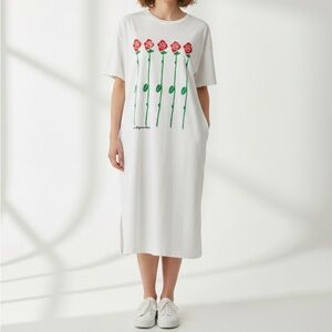 Petra Fashions White Rose Print T-shirt
Dress - One Size